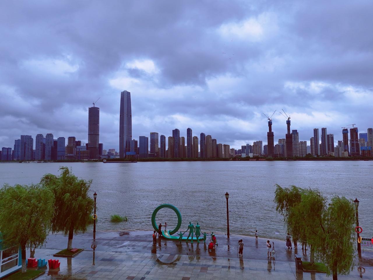 【雨停后江滩五口雕塑现场】大暴雨过后的武汉汉口江滩，“一家五口”雕塑此前被大暴雨
