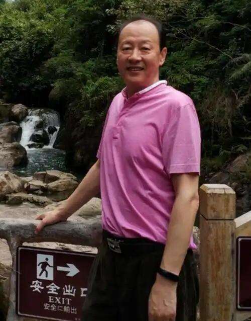 这明星很面熟，却叫不出来他的名字。