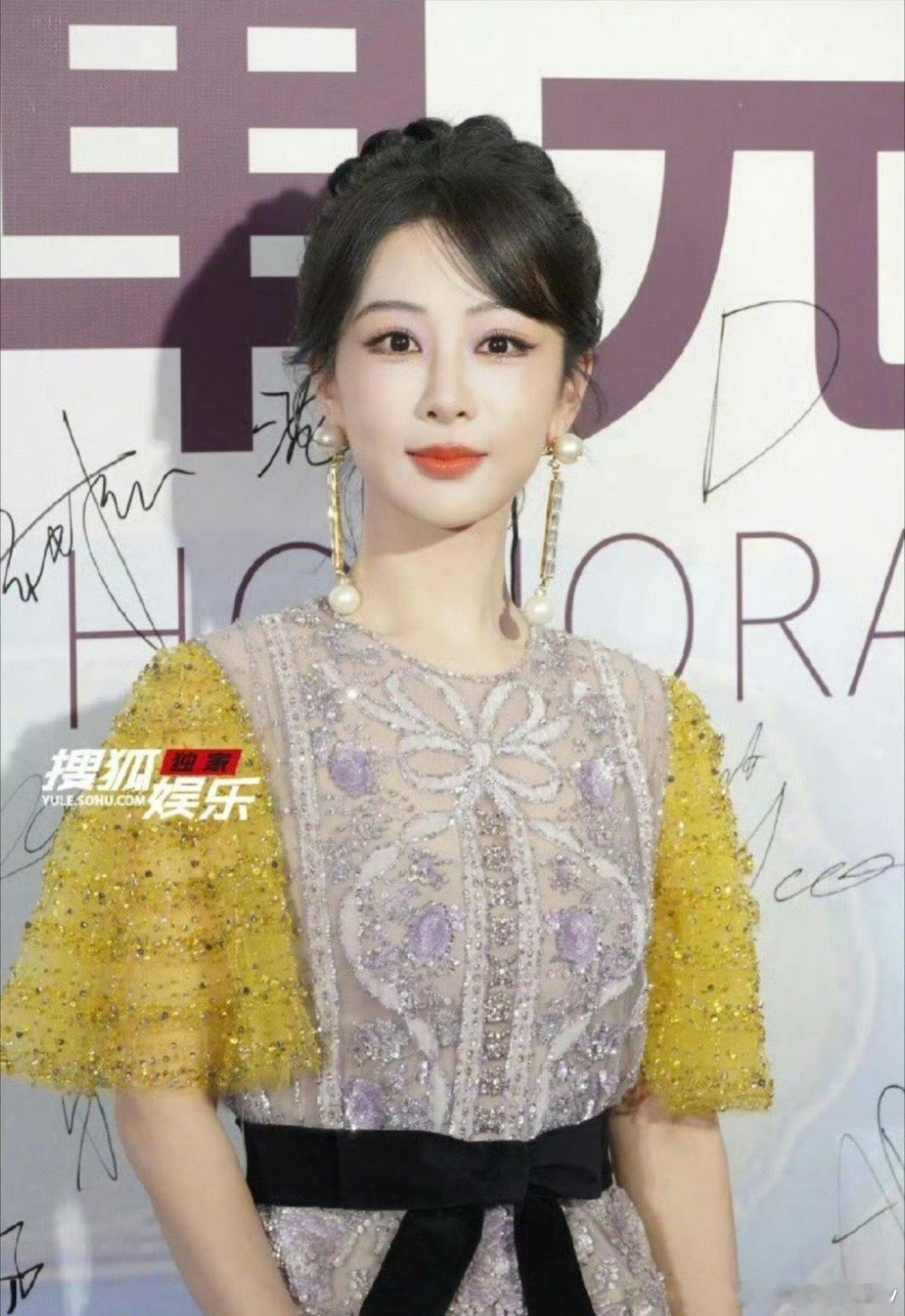 杨紫华伦公主华伦的丑衣服能找到代言人，希望是因为代言费给的足够大气，真的给代