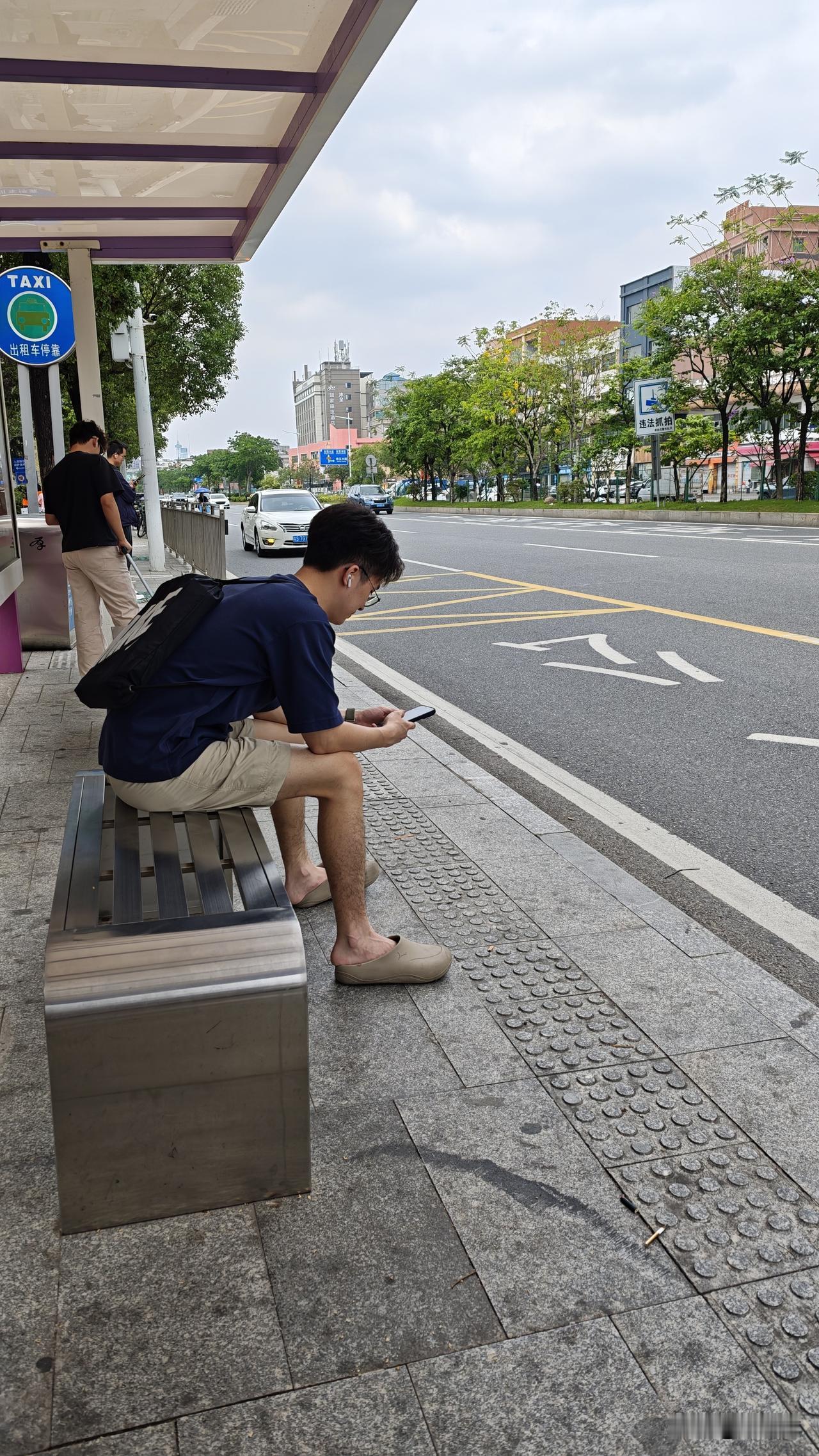 不懂就问，现在的年轻人穿的这种鞋，是拖鞋吗？像拖鞋又不是，它前面60%都裹得