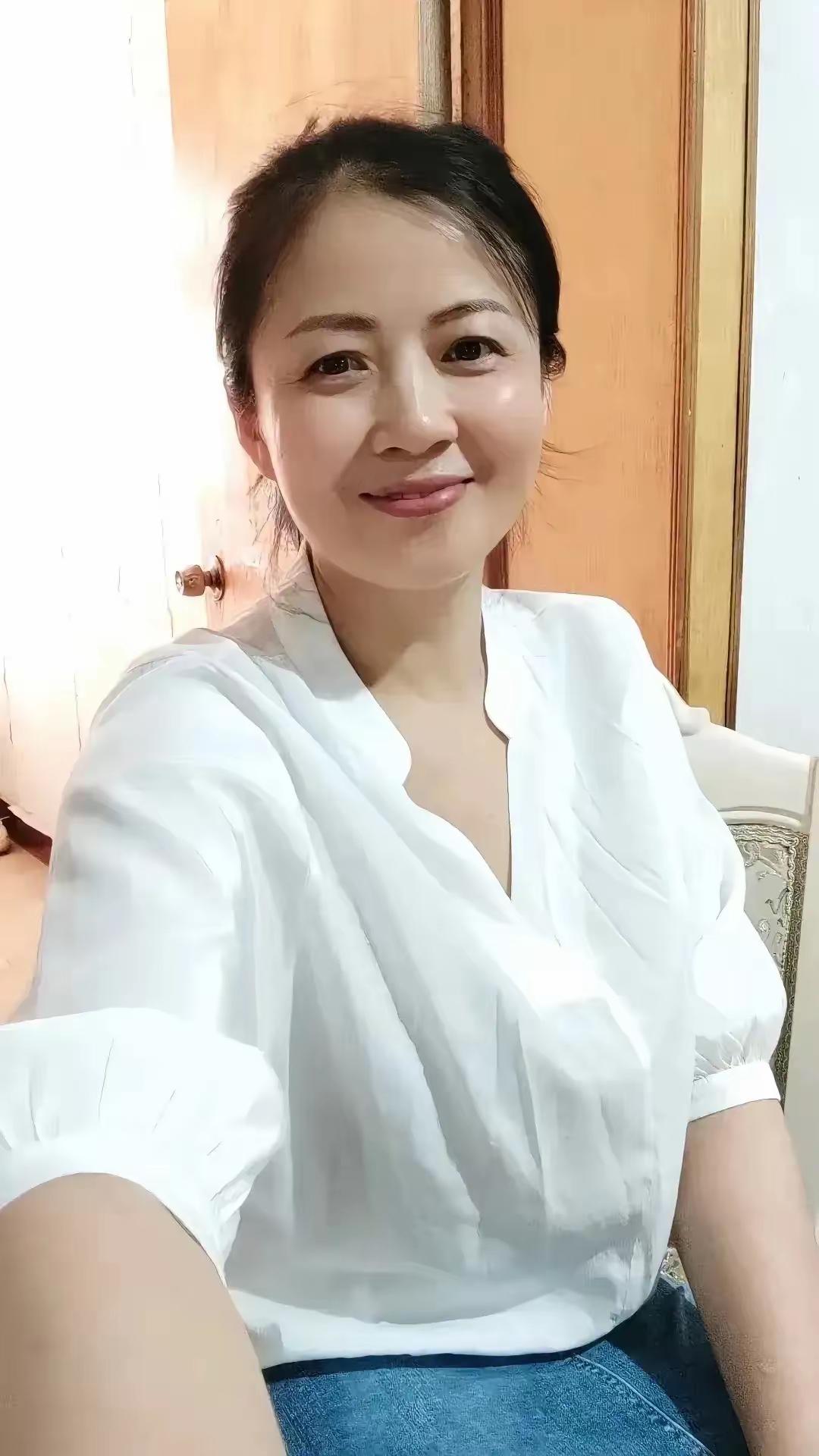 别总一竿子打翻一船人，别片面定论所有男性贪美色，也别笼统认定女性只看重物质，人性
