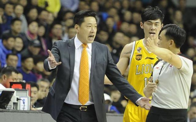 双方发生了多次冲突,李春江在暂停中多次向球员大吼"上腿,懂不懂!