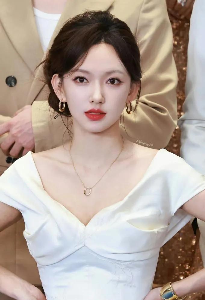 程潇白色礼裙适配度拉满！甜酷气质太绝程潇穿白色低领礼裙也太美了吧！简约白裙