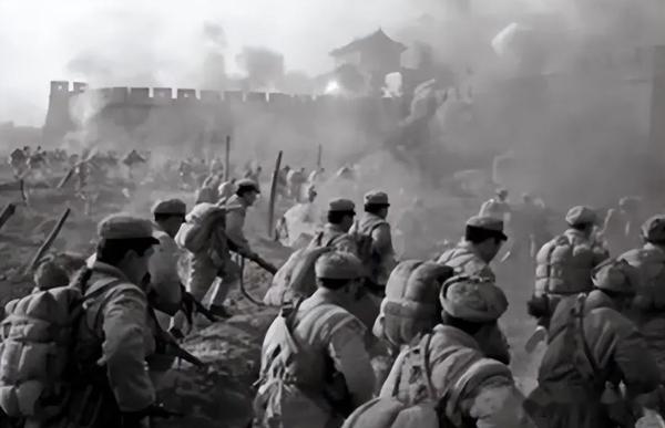 为什么解放战争时期攻打济南时，战士冲到城墙边，为什么不在城墙脚炸开城墙，非要翻越