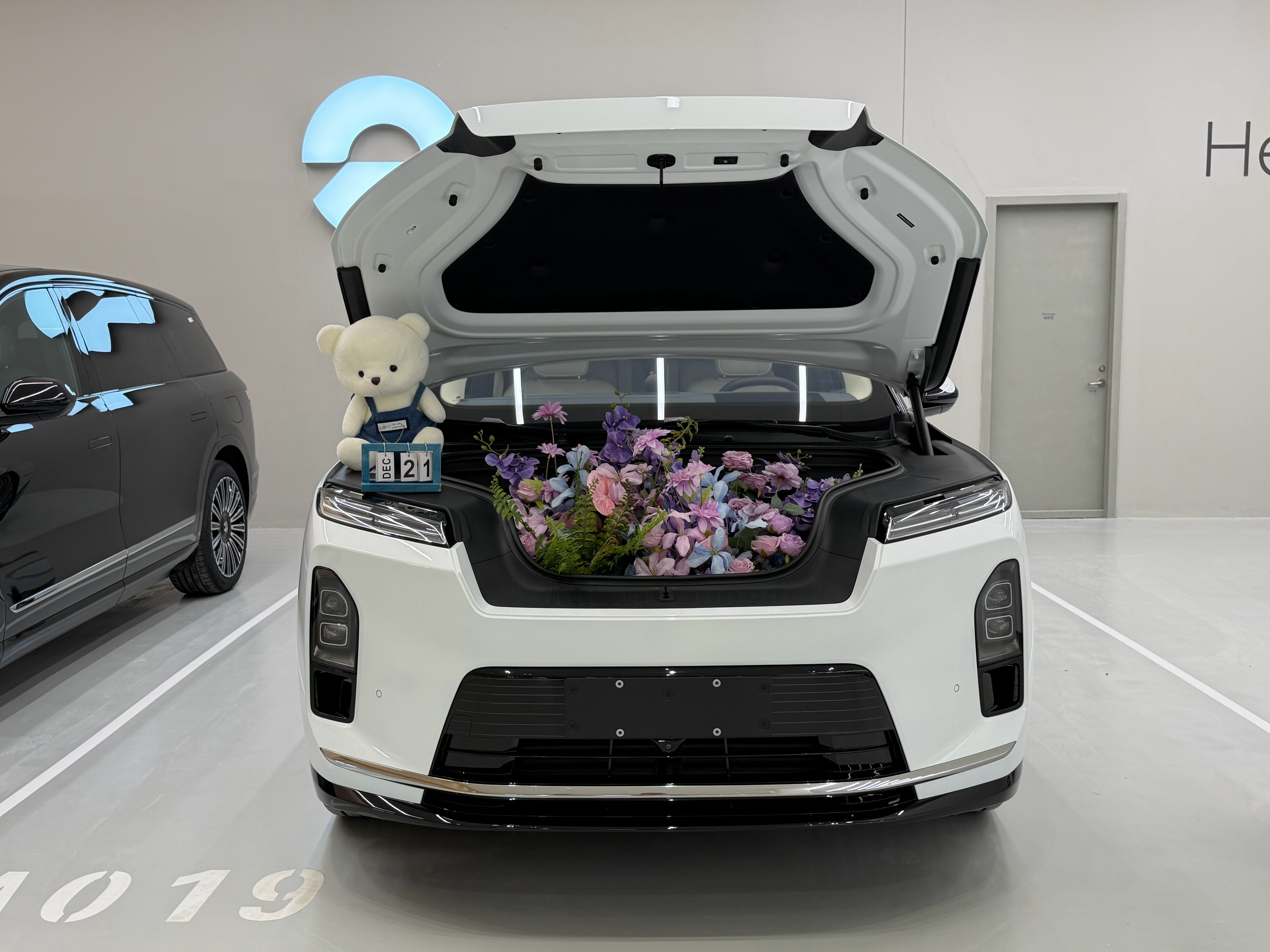 我的蔚来es8终于提车了，整整三个月，等车积分我都拿了18000了，白内白外，