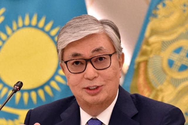 特朗普突然宣布暂停对日本援助后，日本首相高市早苗坐不住了！美军悄悄把导弹航母调走