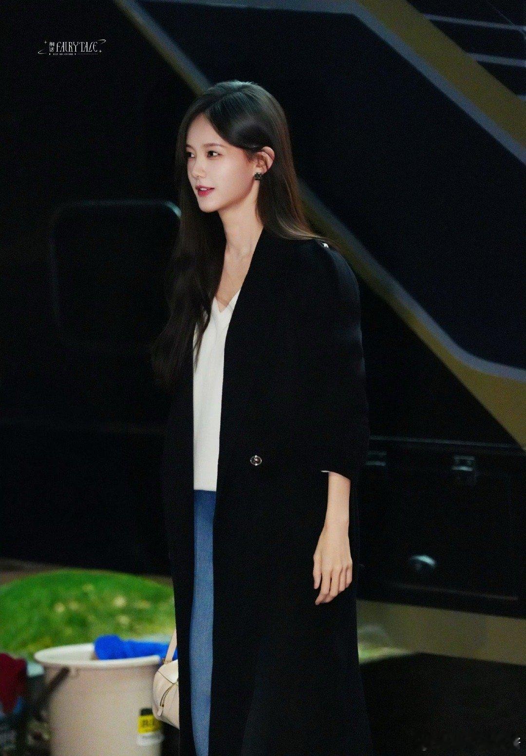 杨紫、李一桐今日线下活动图谁赢了