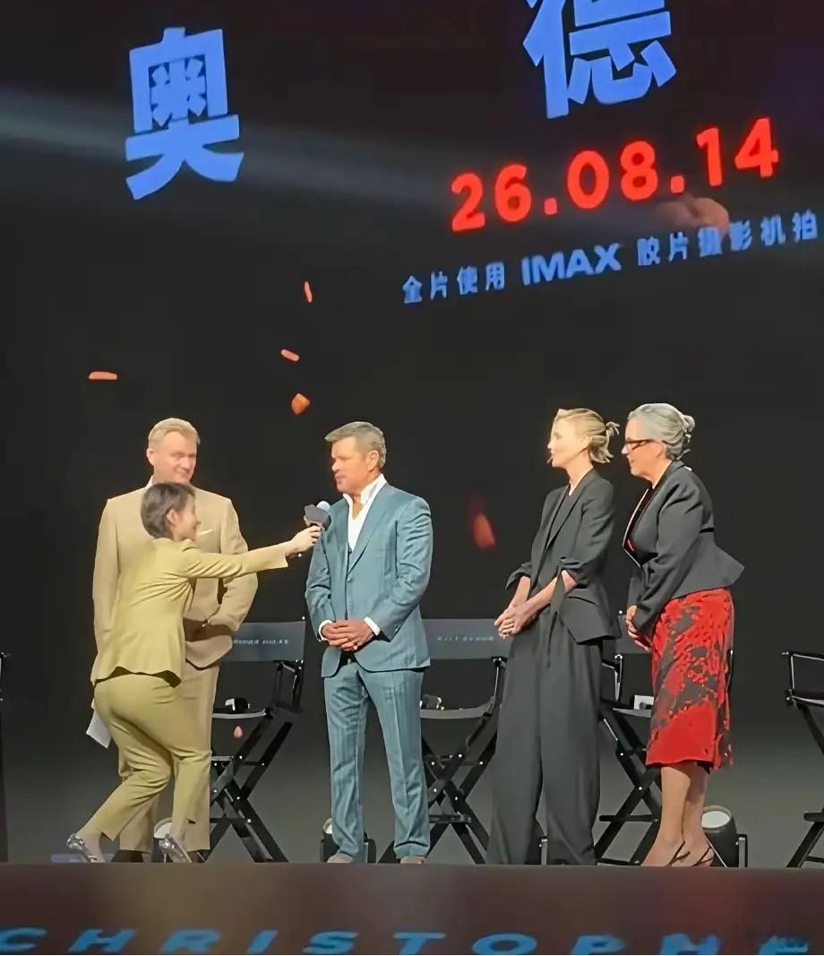上海电视台外语频道的主持人陈璇因为在电影《奥德赛》北京首映礼上采访外籍嘉宾时“撅