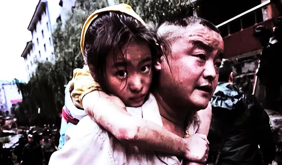 08年，北川。所有人都劝他走，说底下的人，埋了十几个小时，肯定没救了。你可