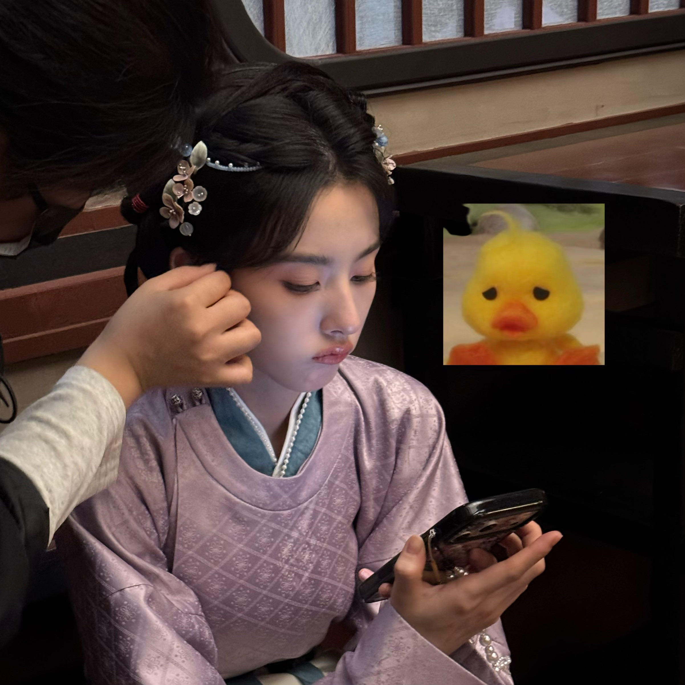 宋祖儿拿丁禹兮帽子当摩托宋祖儿在复制粘贴的时代，你是手写的诗
