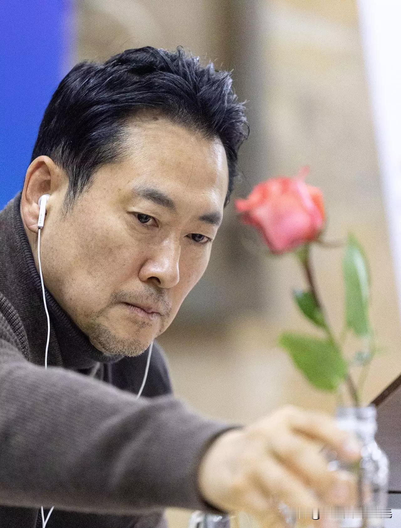 18日下午，韩国国民力量党党首张东赫发文称：“从昨天起，有一朵玫瑰陪伴在我身边。