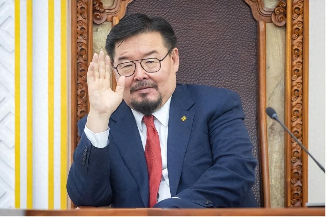 出手保下亲华派总理，蒙古国总统很明白，不能把政坛交给亲美派2025年10月，