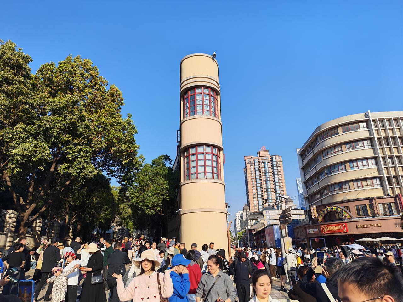 【今天在昆明街头遇见很多贵州游客】尽管网上一些喷子故意挑动云贵两地网民的争吵。但