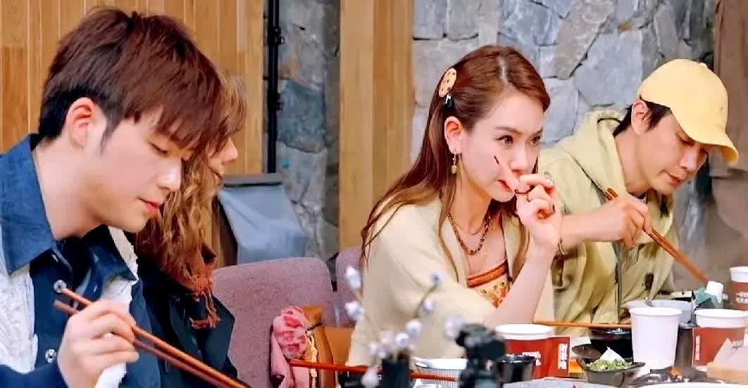戚薇：“我老公之前拍戏，有一个女生天天和他一起健身，这都还好，但有一件事让我卡住