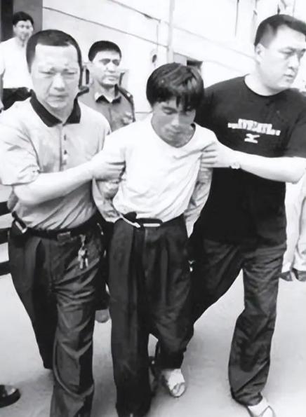 1998年12月4日，一个身高仅有一米五八的瘦小男人刚刚从劳教所被提前释放，他没