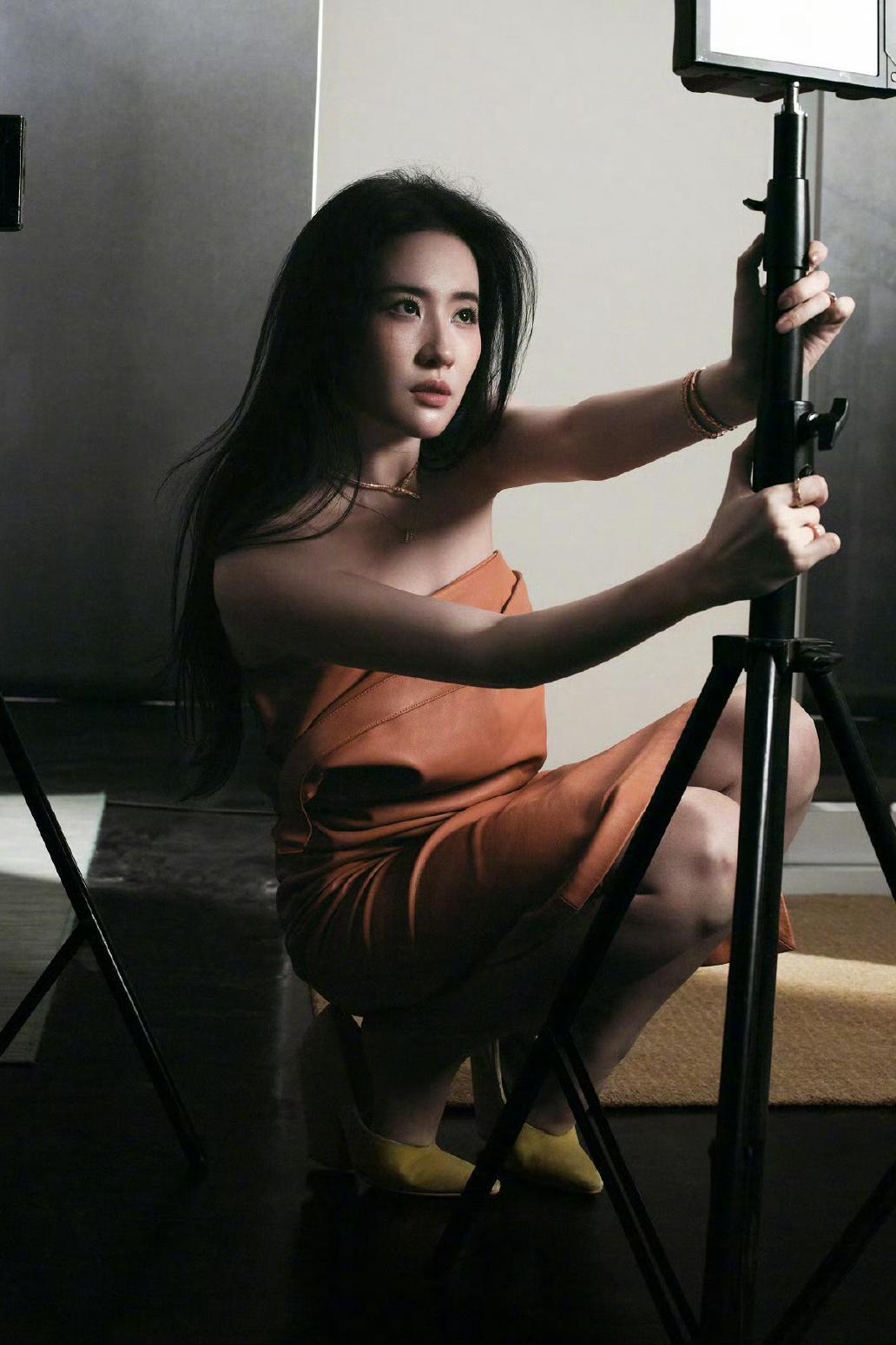 刘亦菲2025芭莎开年封面，浓颜出镜，魅力百变。