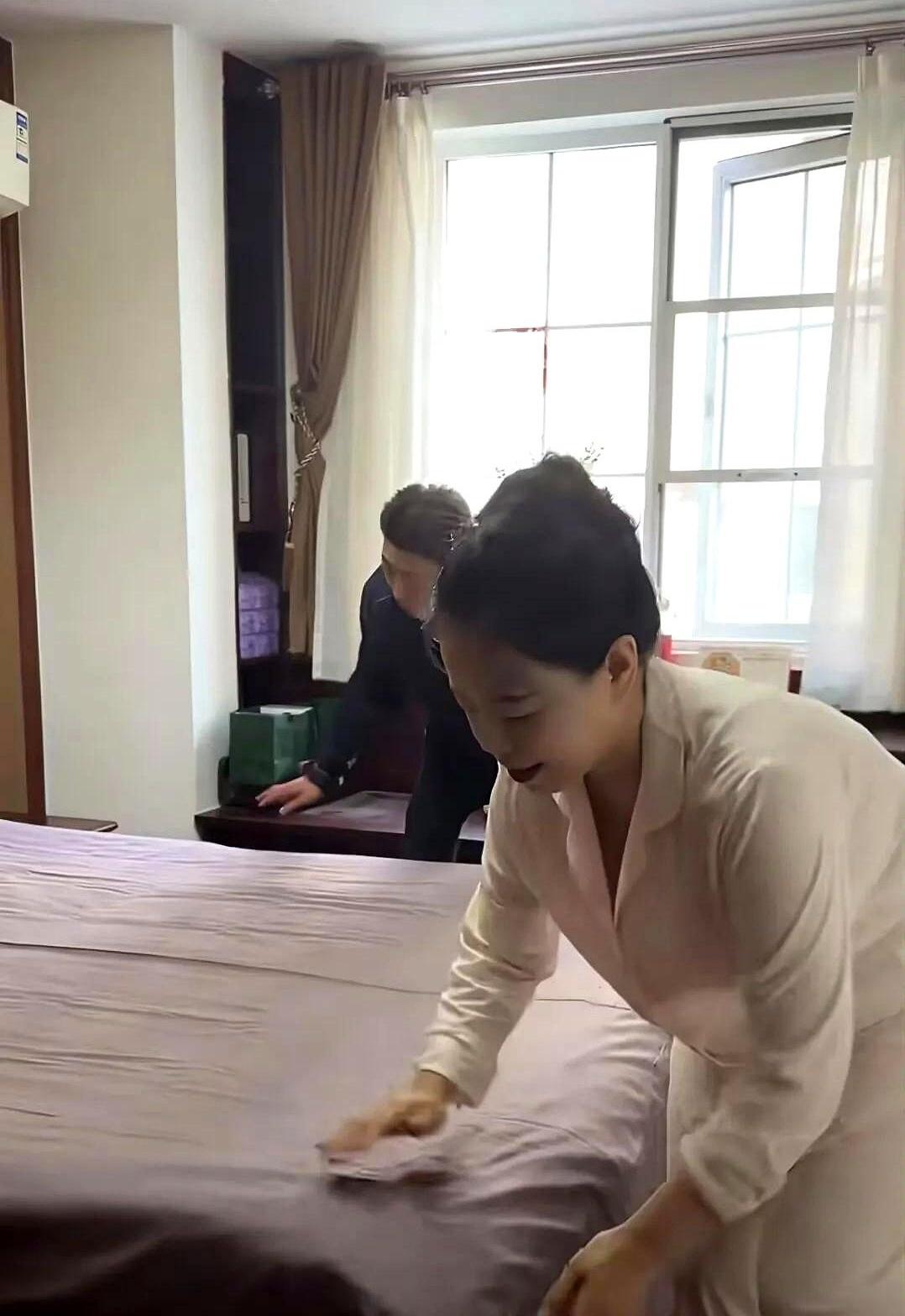 中秋没见郭威田静回江西，不少人替许敏姚师兵捏把汗，以为老两口这节又得对着空桌子叹