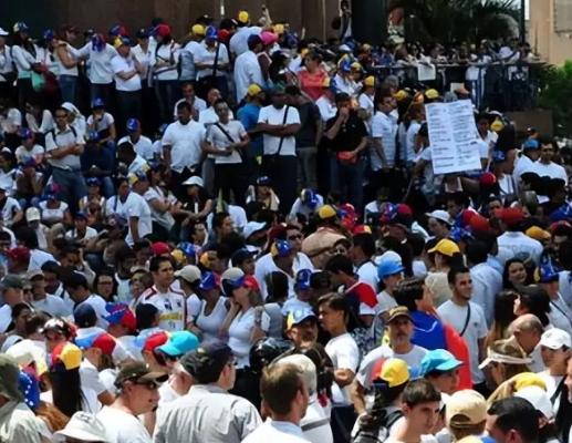 马杜罗被美国带走一百多天了，新闻里天天都是“复苏”“增长”“宏观改善”这些词，好