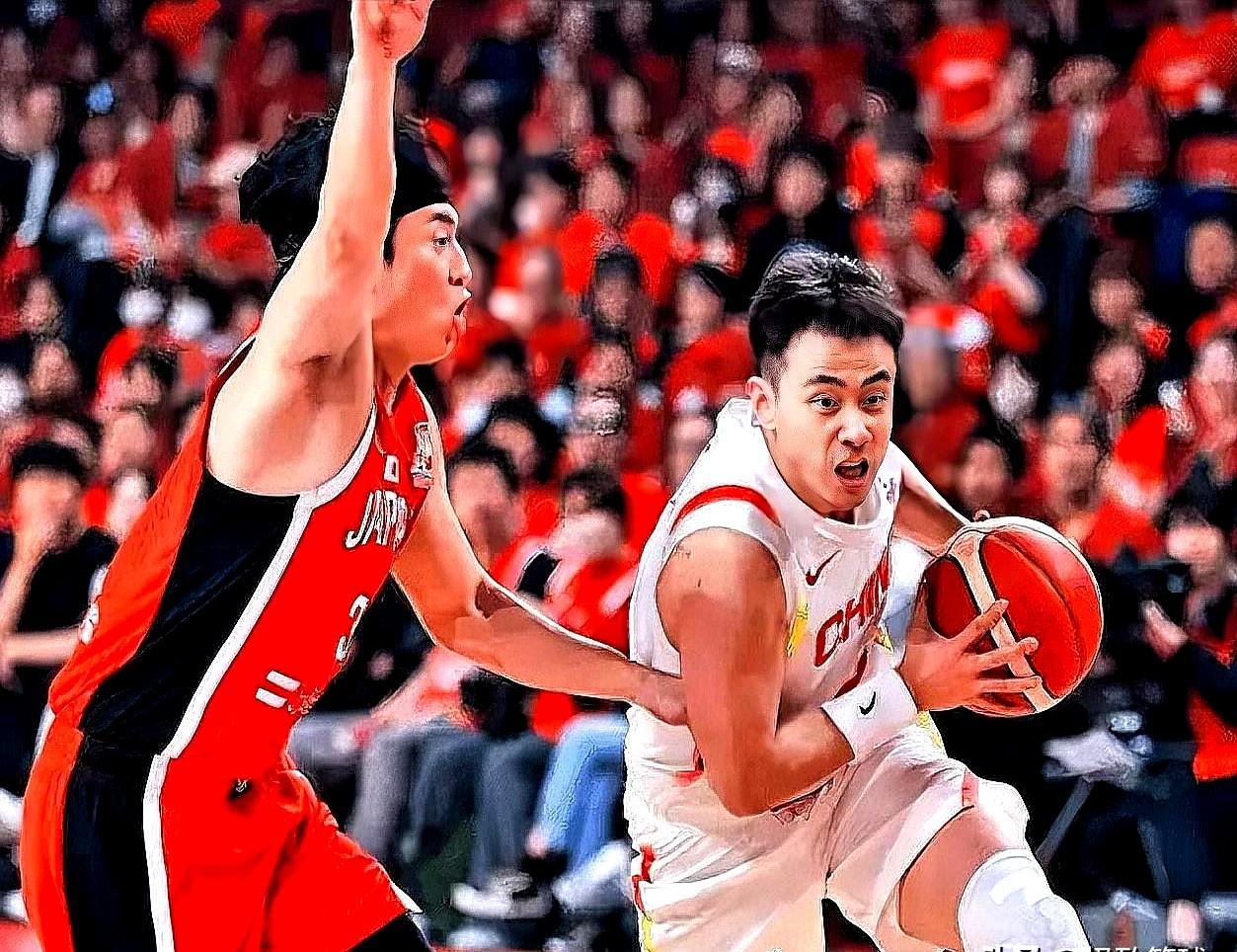 中国队最后3分钟被吹了7次犯规，裁判就差穿上日本队球衣了。胡金秋把篮球往技