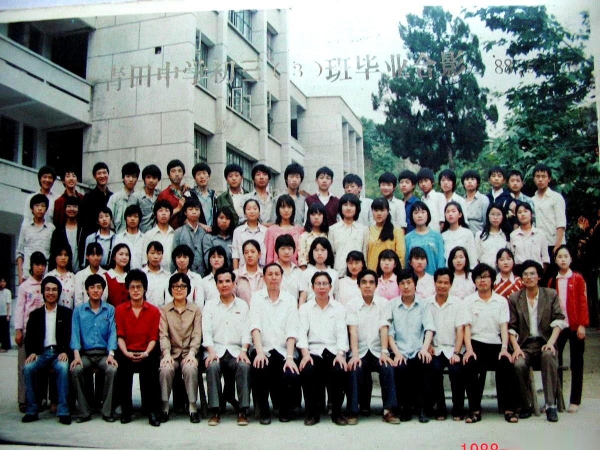 还没到53岁，初中班长手里那张60人的通讯录，已经有4个名字被重重地划掉了。今