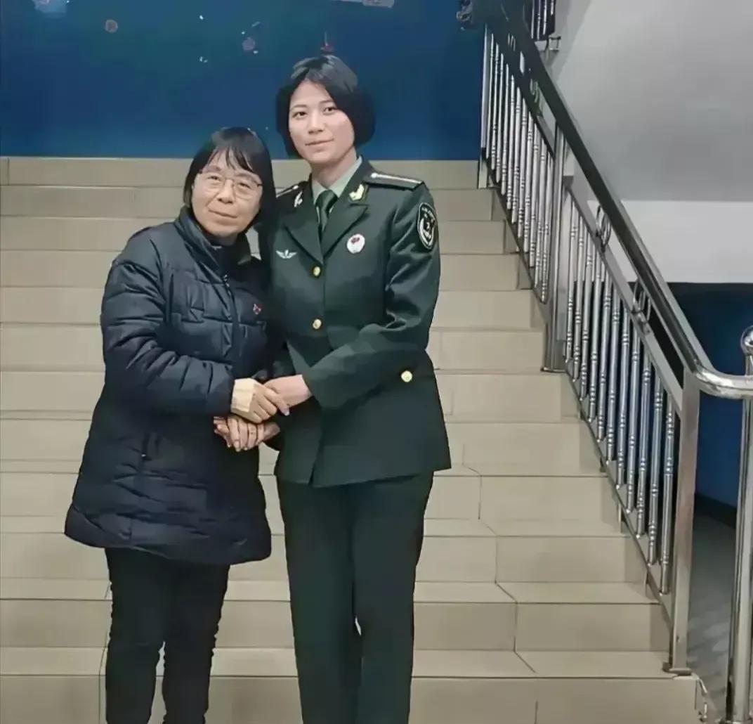 一个女军官气喘吁吁，在操场上找到张桂梅，一把抱住她：“老师！”张桂梅眼含热泪，上