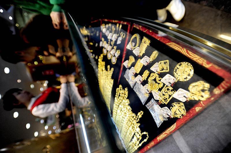 罕见暴跌！黄金上演“断崖式跳水”，半小时直降50元，有人刚买就亏哭最近黄金市