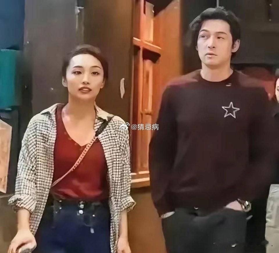 她妈妈，这是胡歌对老婆黄曦宁的称呼真的好随意，他自从结婚后，聊的更多的是他母亲，