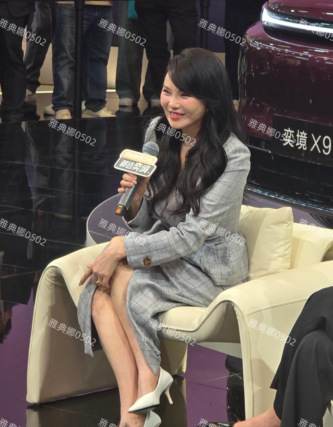 谁能看出这是伊能静？脸好奇怪!北京车展遇到伊能静了，本人跟综艺里的样子差距很大