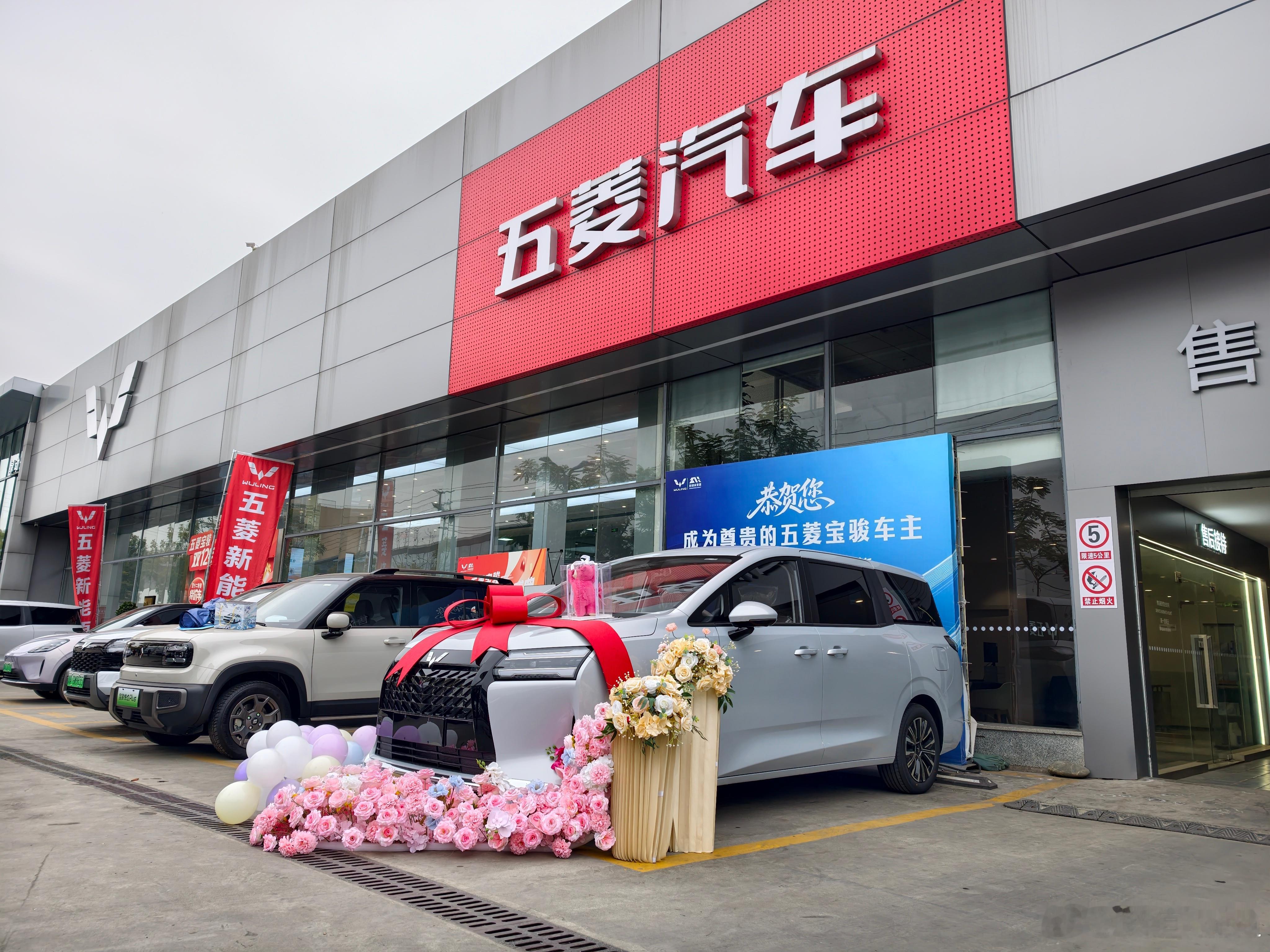 五菱星光730，重1.8吨，有一大堆好玩的参数。插混版加速是最快，百公里加速9.