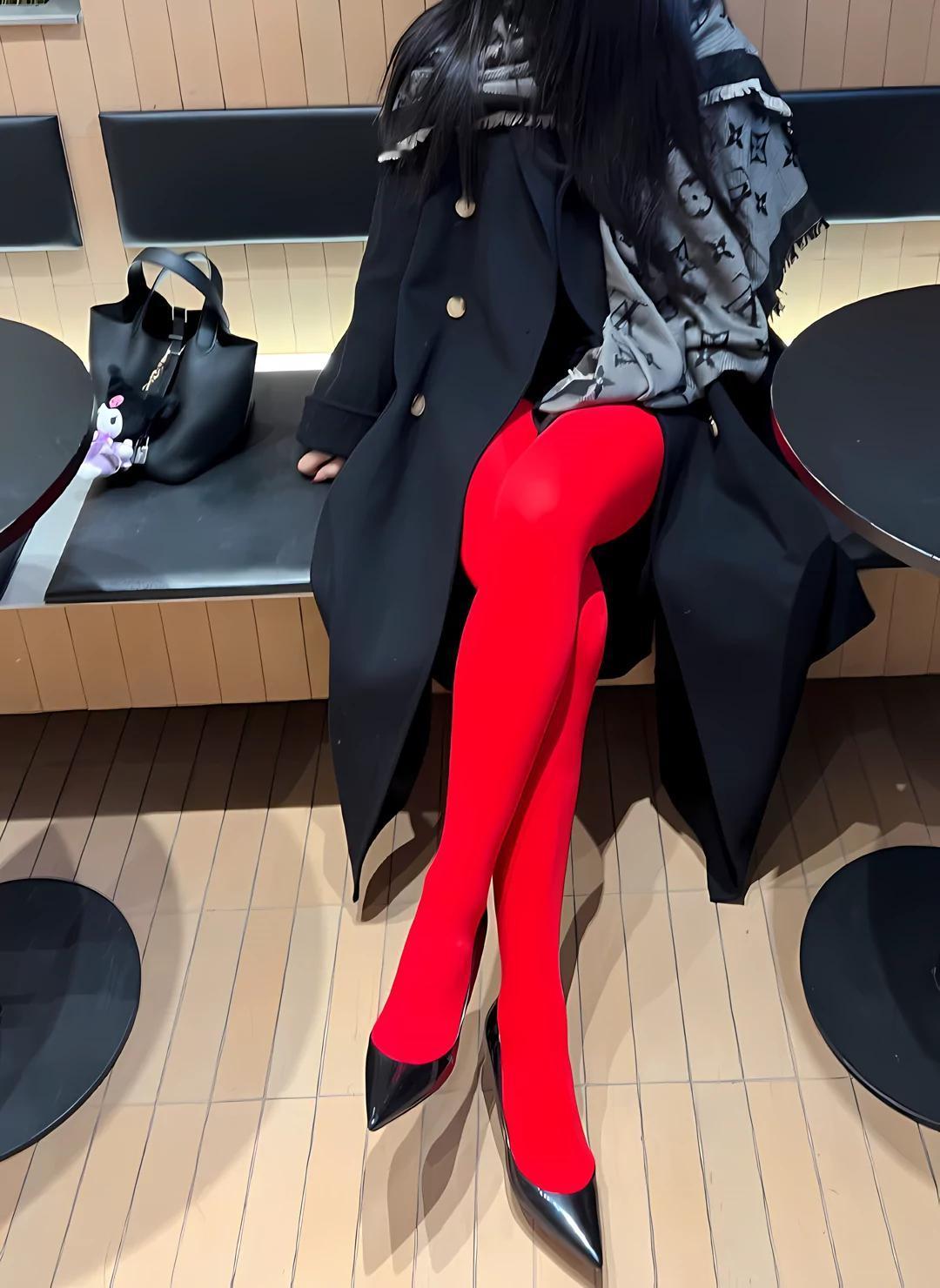 这抹正红丝袜，是把“焦点”焊在腿上的狠活——亮得扎眼却高级，裹出的腿线利落又勾人