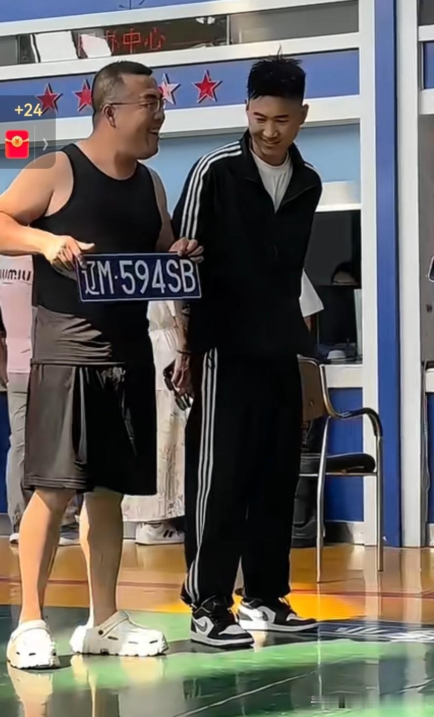 还显呗呢？他舅舅是倒了血霉了。