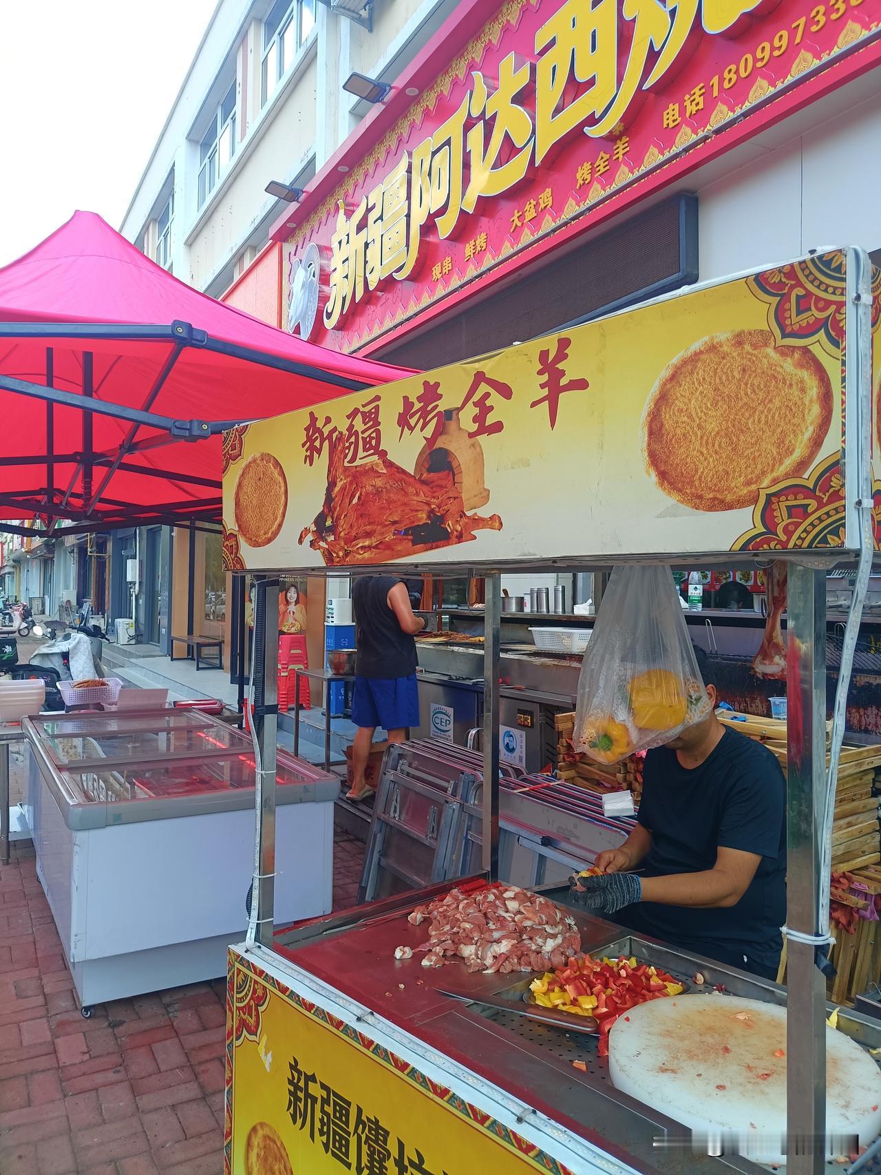 新疆人在县城开了一家饭店，孙子爱吃羊肉串，今天中午就带老婆、孙子去了。一进店就
