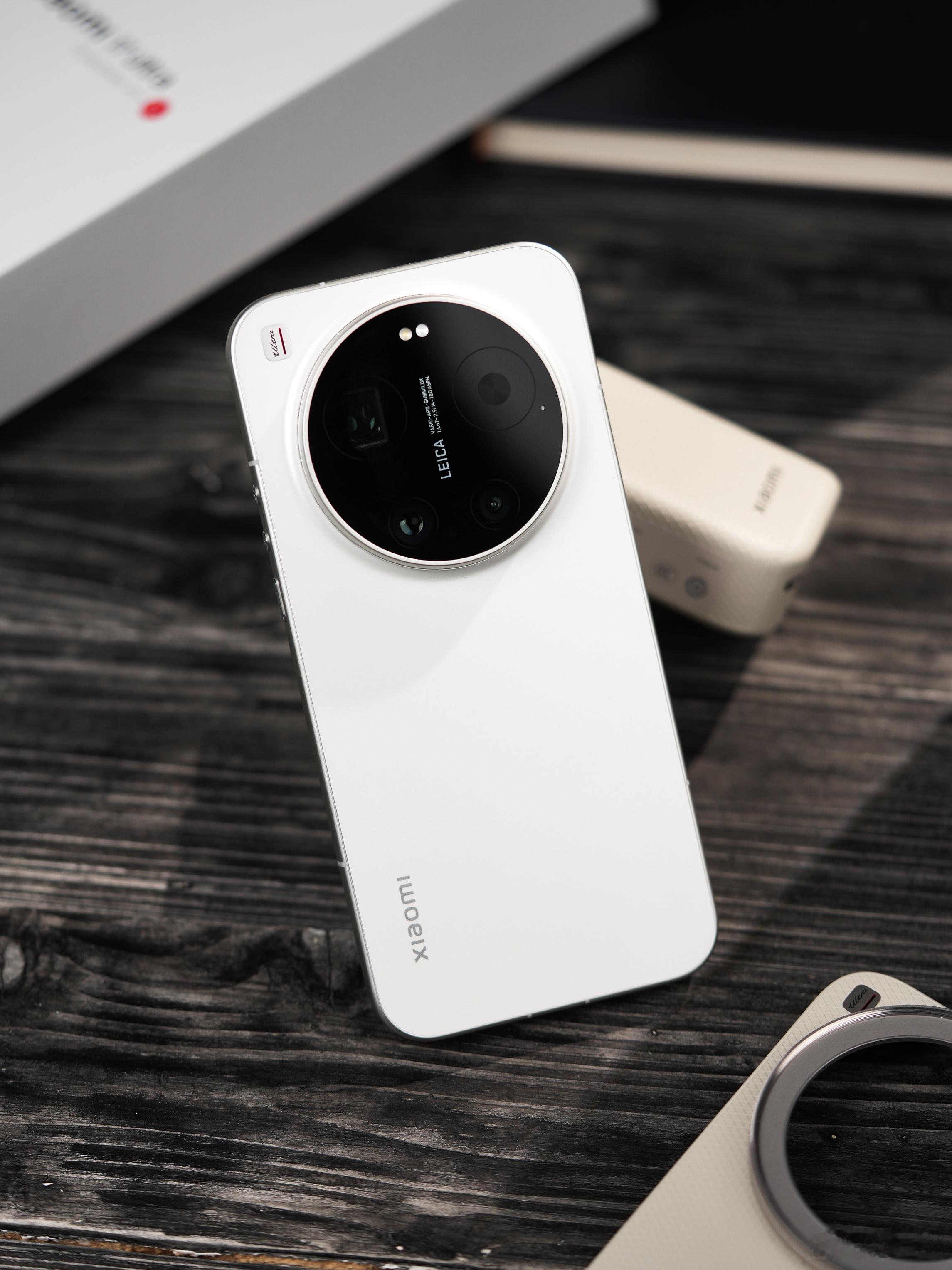 小米17Ultra首发评测相比上一代，小米17Ultra的外观设计更简洁高级了