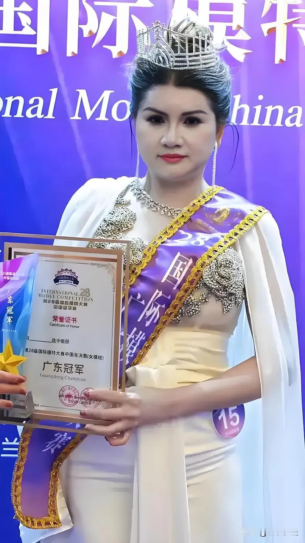 这届模特比赛冠军，你敢信？深圳某模特大赛落幕，冠军竟是微胖姐姐！照片里她小腹