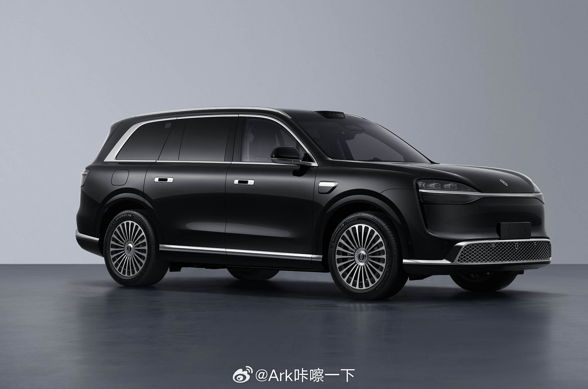 通过轮廓能看到这是全新改款问界M9路试中，看得出来加了不少东西智驾数码团