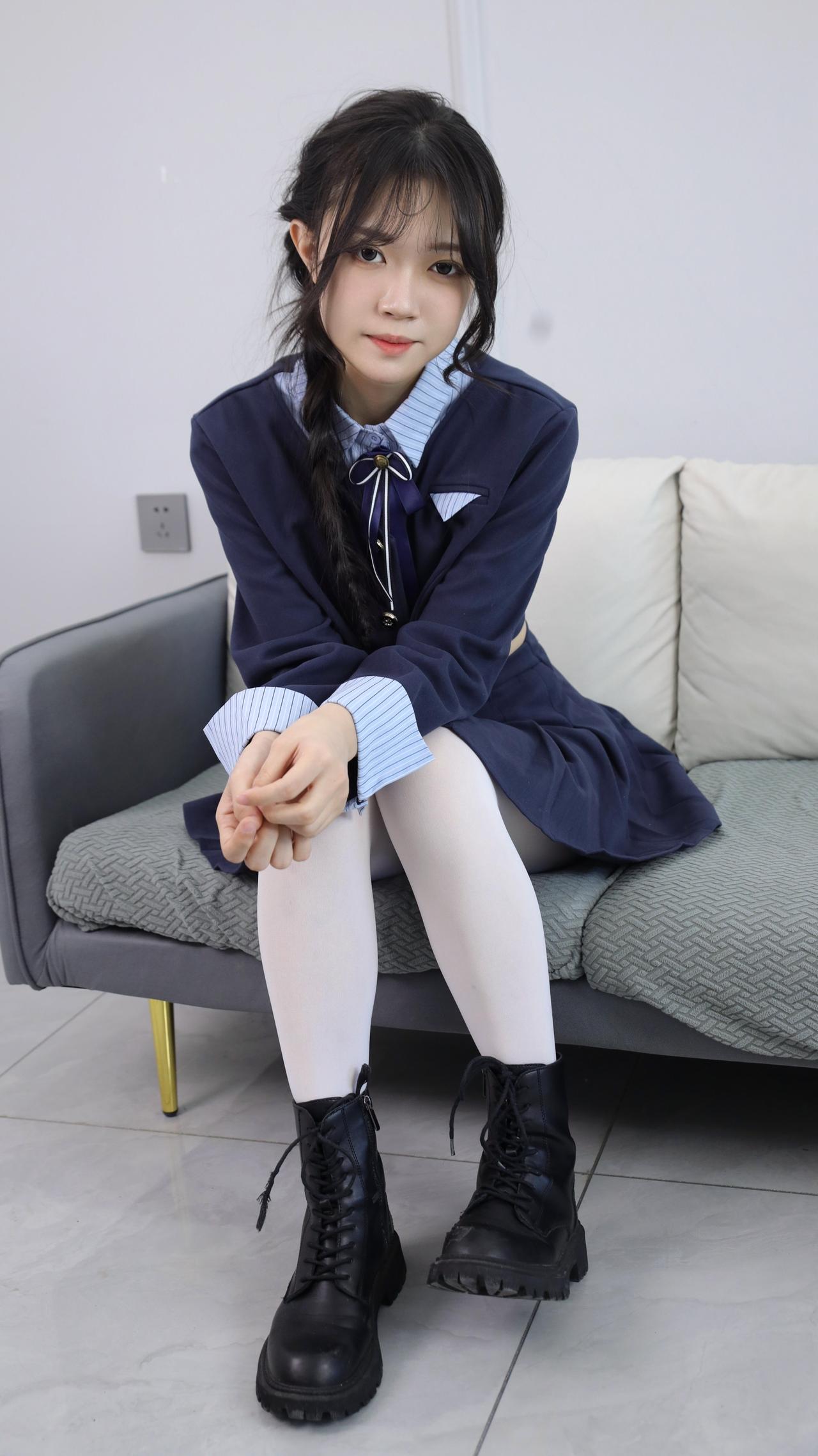 青春校园风，甜美少女穿搭，黑白配的优雅与活力