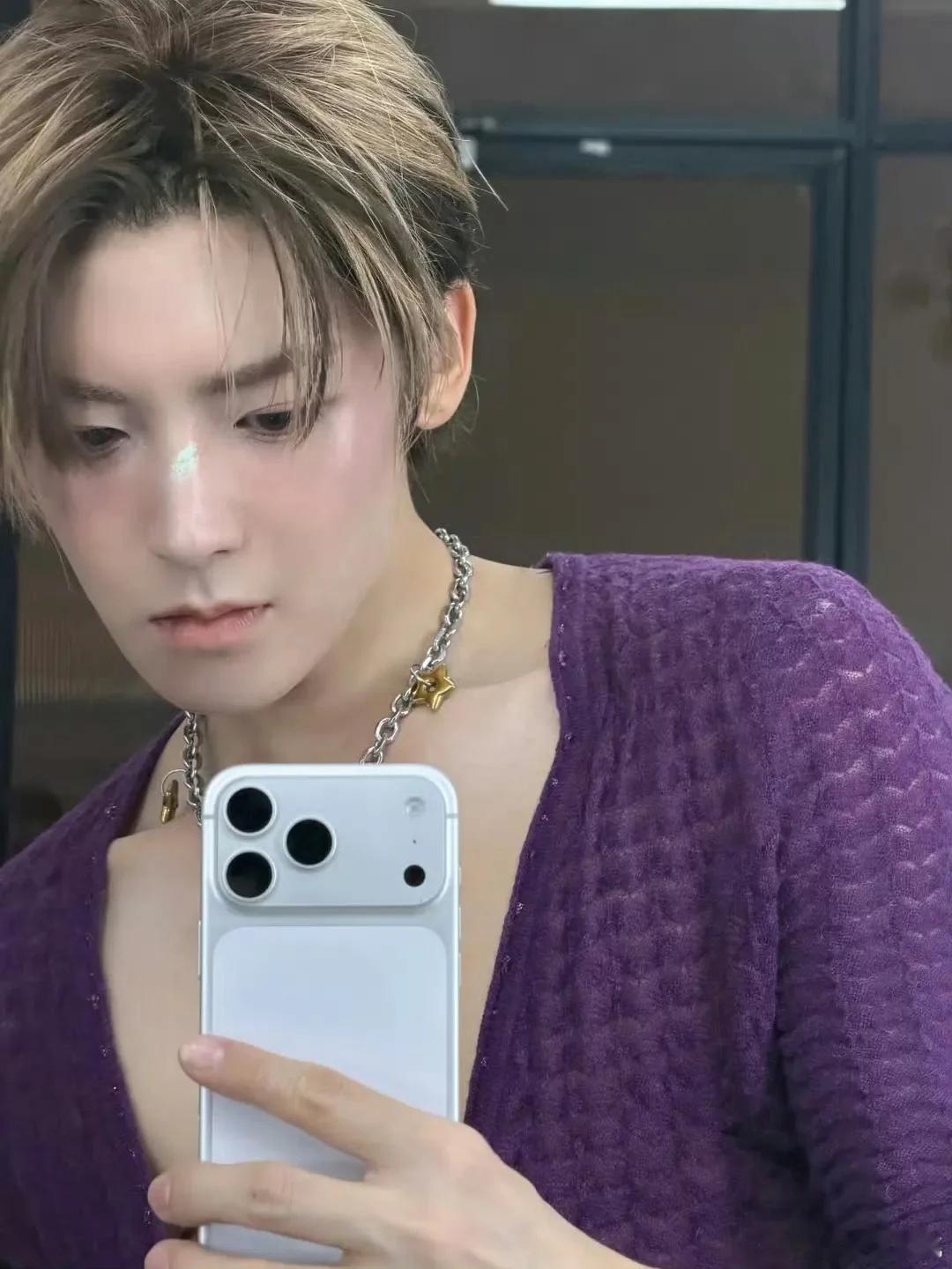 真够辣眼睛的，他最近走错了赛道吗？