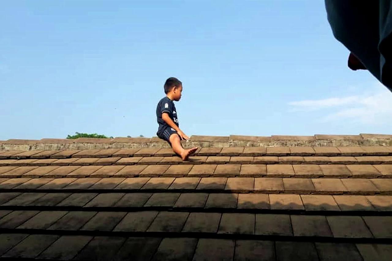 广西梧州，7岁男孩放学后跑去邻居家玩，不慎从邻居家4楼摔下当场身亡，没想到，事