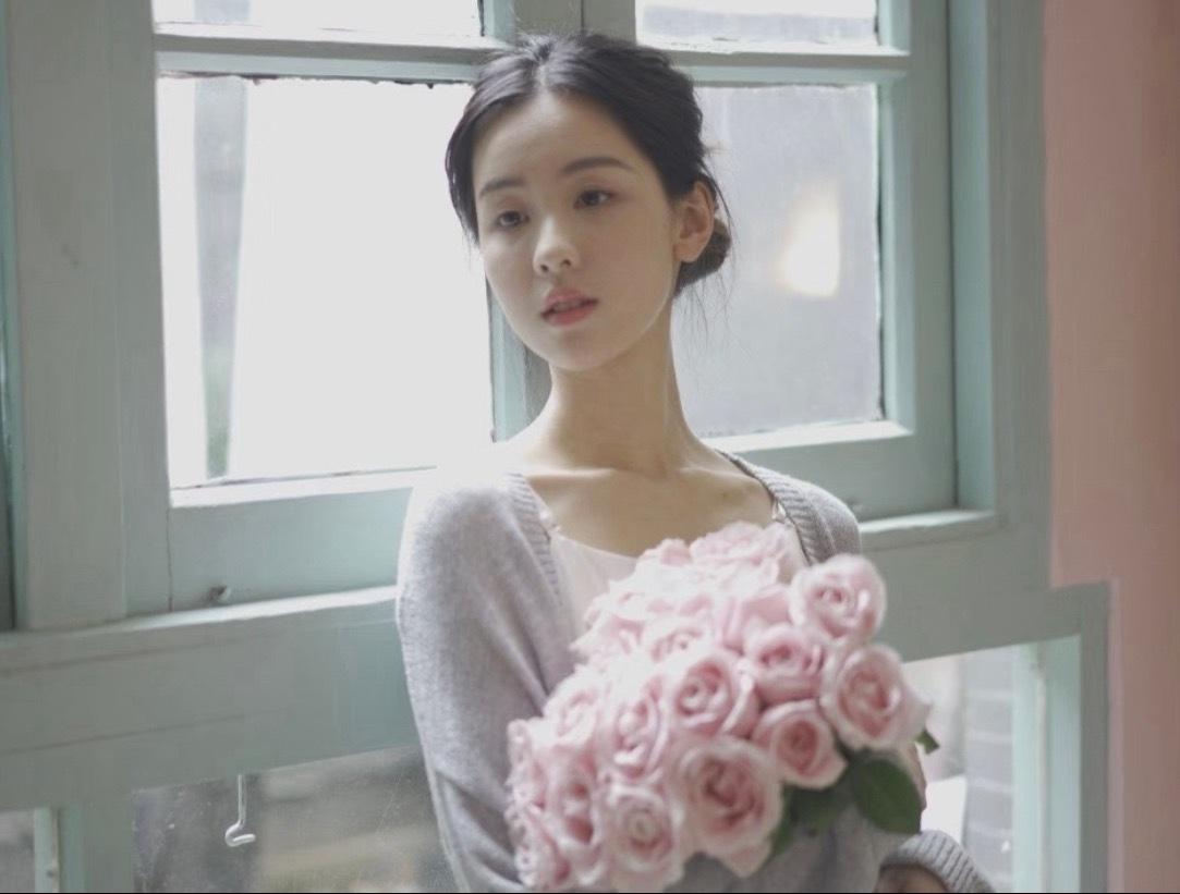 光影遇玫瑰，窥见陈都灵的温婉风骨当柔和的窗光漫过房间，玫瑰衬于身侧，陈都灵