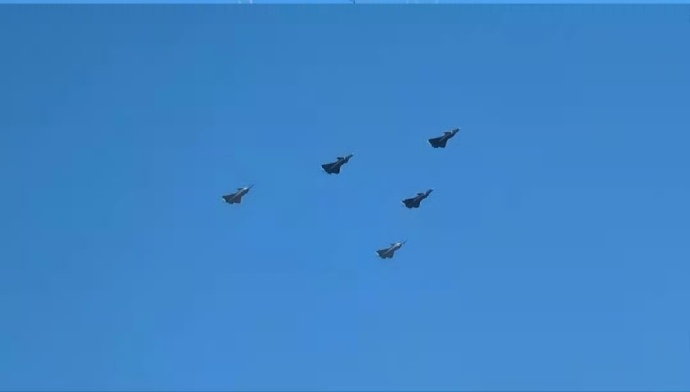 歼-20S震撼领航！中国空军双座隐形战机指挥无人机群，开启无人空战新时代