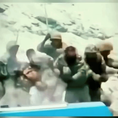 礼仪之邦，梆梆梆梆梆。热兵器时代，还在用冷兵器。六代机都出来了，还在用铁棍。