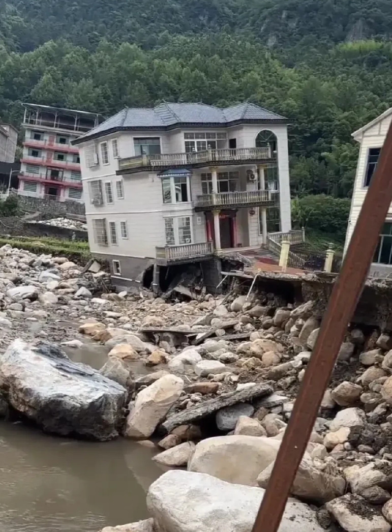 主人家估计头都大了，这房子救还是不救好啊。[加油][加油][加油]
