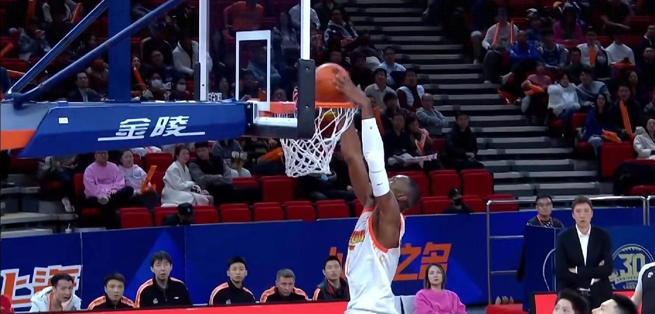 老六庞峥麟灵光闪现，江苏整体低迷负于上海12月25日晚，CBA常规赛第6轮江苏