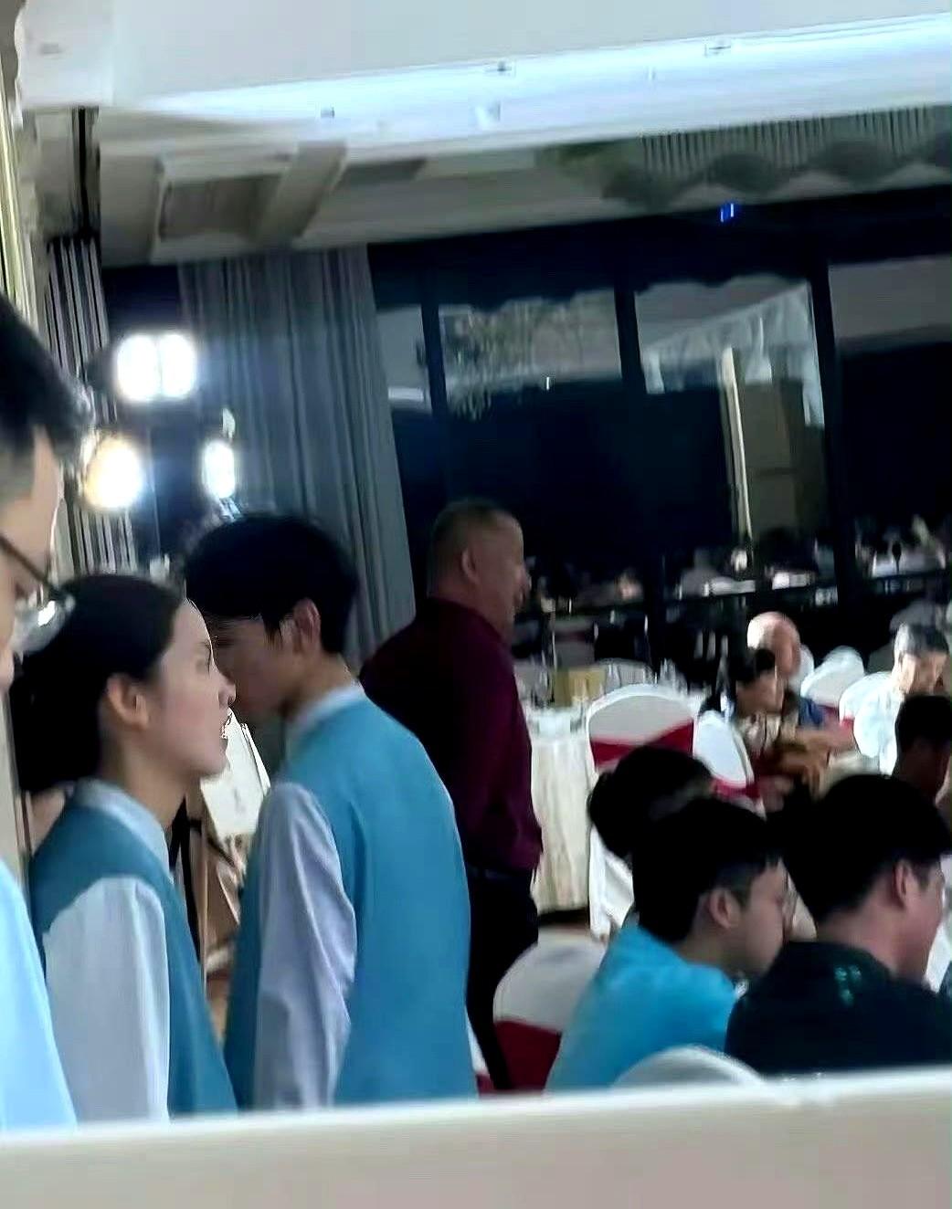 直播睡觉也能上热搜第一，这姐是懂流量的。去年8月她工作室抖音号搞了个“沉浸式