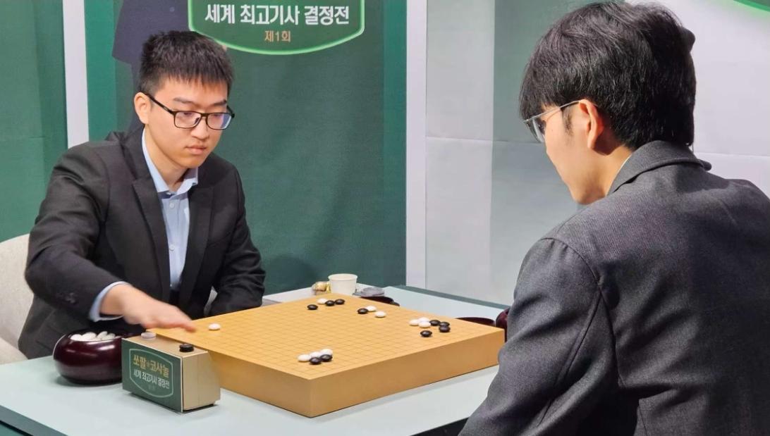 一手棋掉点30~小败已成定局最高棋士战三番棋的第二盘决战，屠晓宇不敌申真谞，