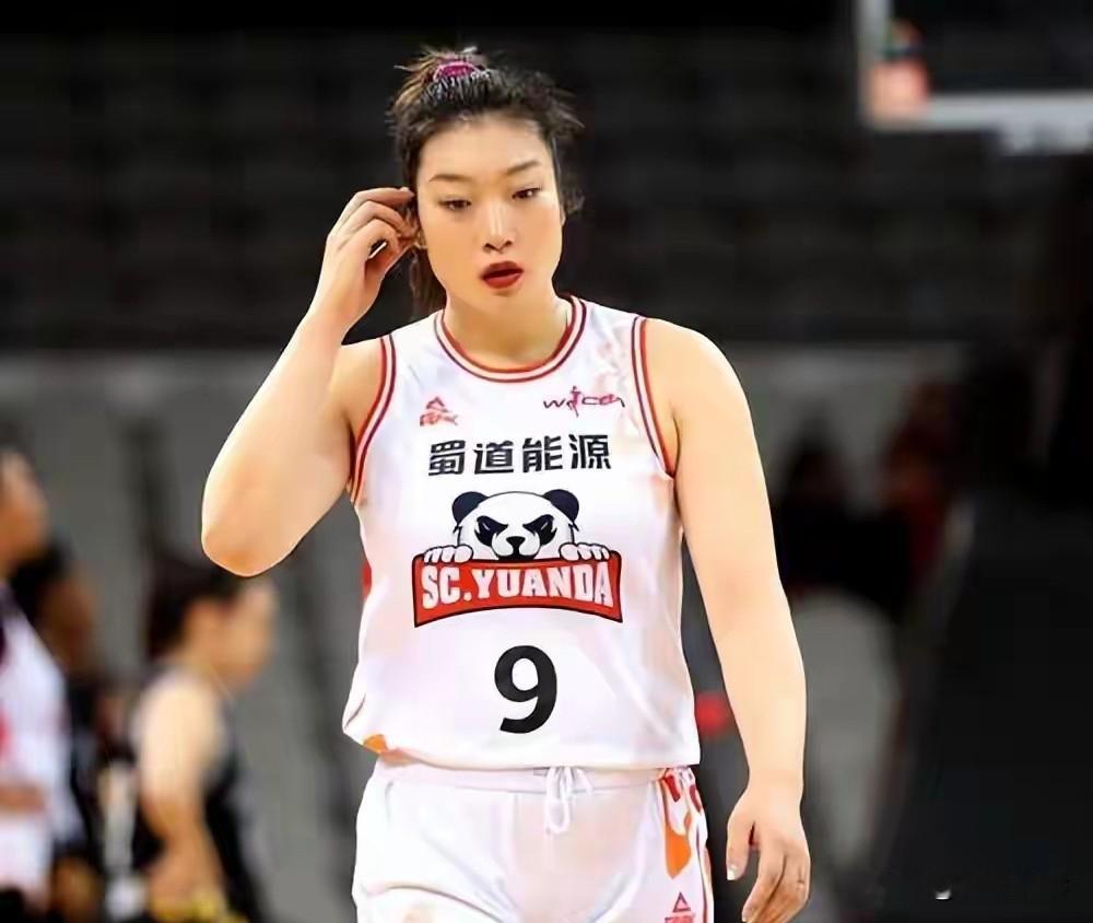 中国女篮止步八强，李梦又上了热搜，广大网友呼吁李梦重返国家队，31岁的李梦正是当打之年，相比于现在国
