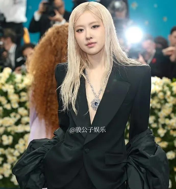#朴彩英湿发西装##崔胜澈Metgala生图#6日，朴彩英亮相MetGala，