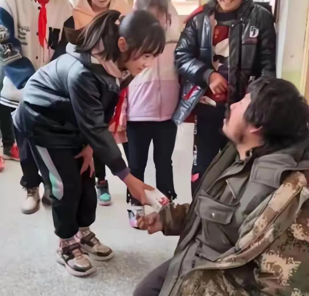这女孩子太可怜了。家里重男轻女，读书得到一个残疾人资助。而这好心人是拾荒的，他资