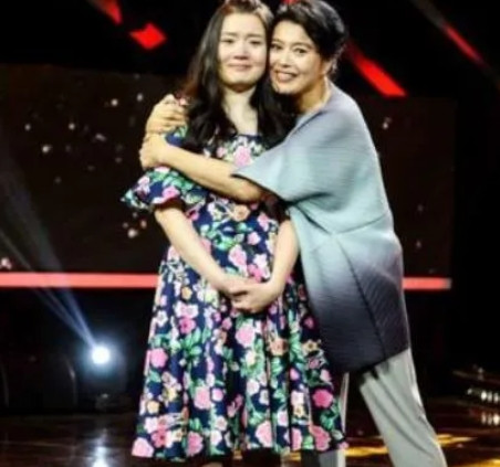 2015年,在《我不是明星》节目上，丁嘉丽的女儿胡琳娜泪流满面控诉母亲：“都是妈