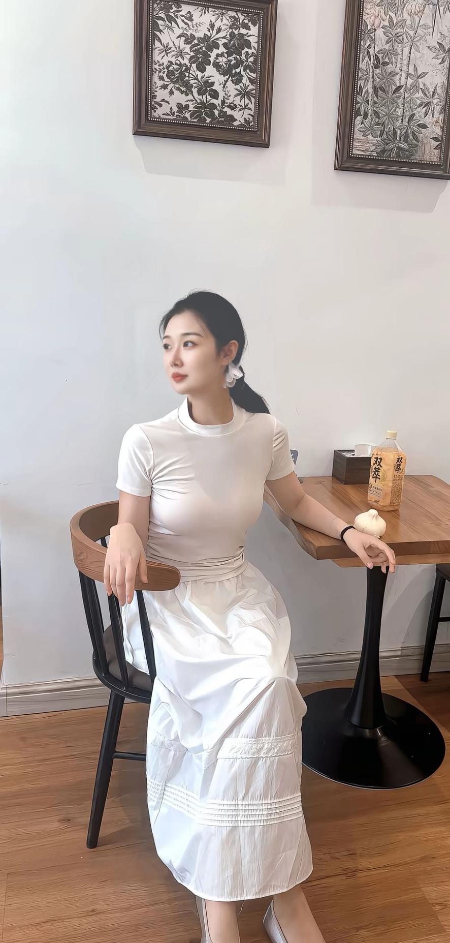 优雅白裙，咖啡时光，静享美好。